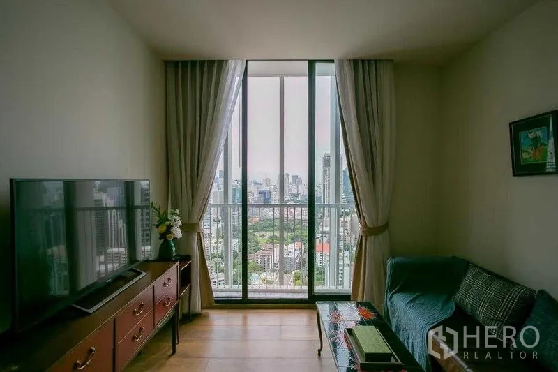 คอนโด ขายในKhlong Toei, Bangkok - ทิวทัศน์สกายไลน์กรุงเทพฯ ผ่านประตูกระจกบานเลื่อนและราวระเบียง