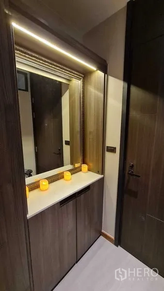 Condominium for rent in Watthana, Bangkok - Entry dressing console with framed mirror and warm LED lighting.