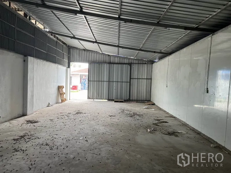 คลังสินค้า ให้เช่าในMueang Samut Prakan, Samut Prakan - พื้นที่เก็บสินค้าโล่งหันสู่ประตูเหล็กบานเลื่อน ขนถ่ายสินค้าได้สะดวก