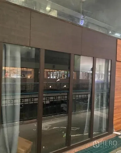 店屋 出租在Huai Khwang, Bangkok - 面向室内通道的高玻璃门面与木饰面。