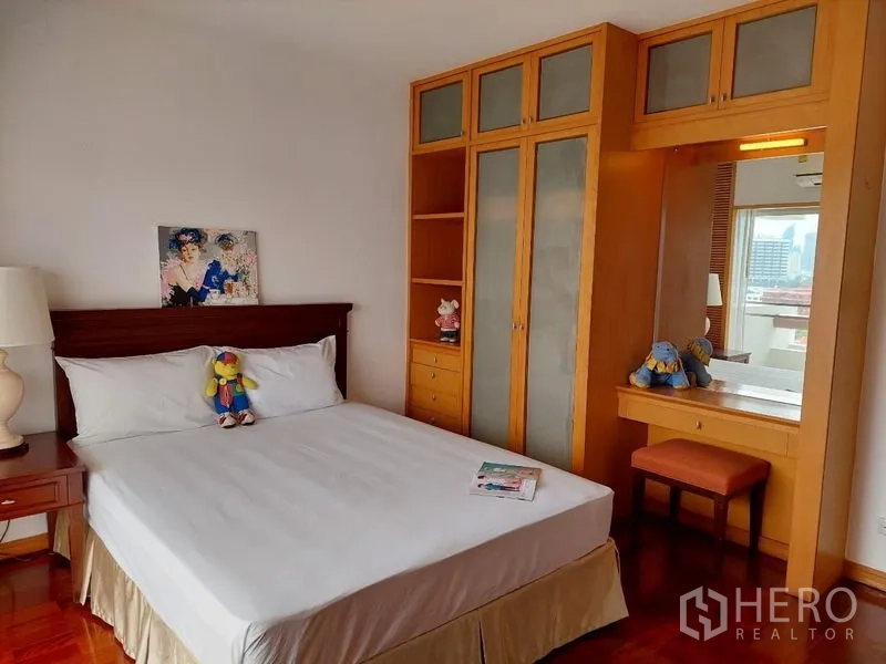 อพาร์ทเมนท์ ให้เช่า - ห้องนอนอพาร์ตเมนต์ย่านสาทร พร้อมตู้เสื้อผ้าบิวท์อิน โต๊ะเครื่องแป้ง และพื้นไม้.