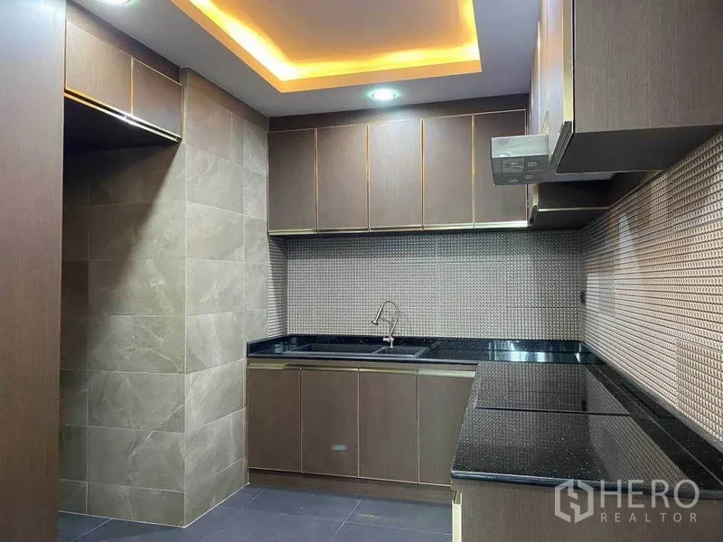 คอนโด ให้เช่าในKhlong Toei, Bangkok - ครัวรูปตัวแอลเคาน์เตอร์หินแกรนิต ผนังกันเปื้อนกระเบื้อง และไฟใต้ตู้