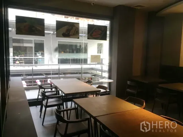 零售空间 出租在Khlong Toei, Bangkok - 临大窗的用餐区，可眺望商场内走道与阳台