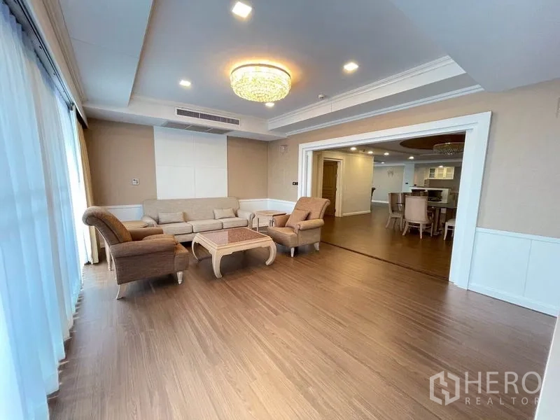 Condominium for rent in Watthana, Bangkok - Secondary sitting area with large windows, crystal light, and sliding doors to the dining room.
