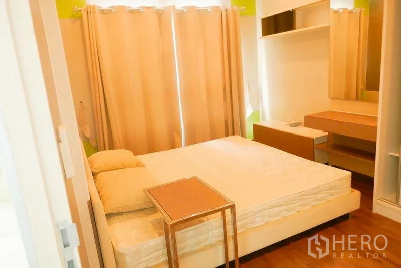 คอนโด ให้เช่าหรือขายในKhlong San, Bangkok - ห้องนอนเตียงควีน ผ้าม่านทึบแสง และโต๊ะเครื่องแป้งบิวท์อิน