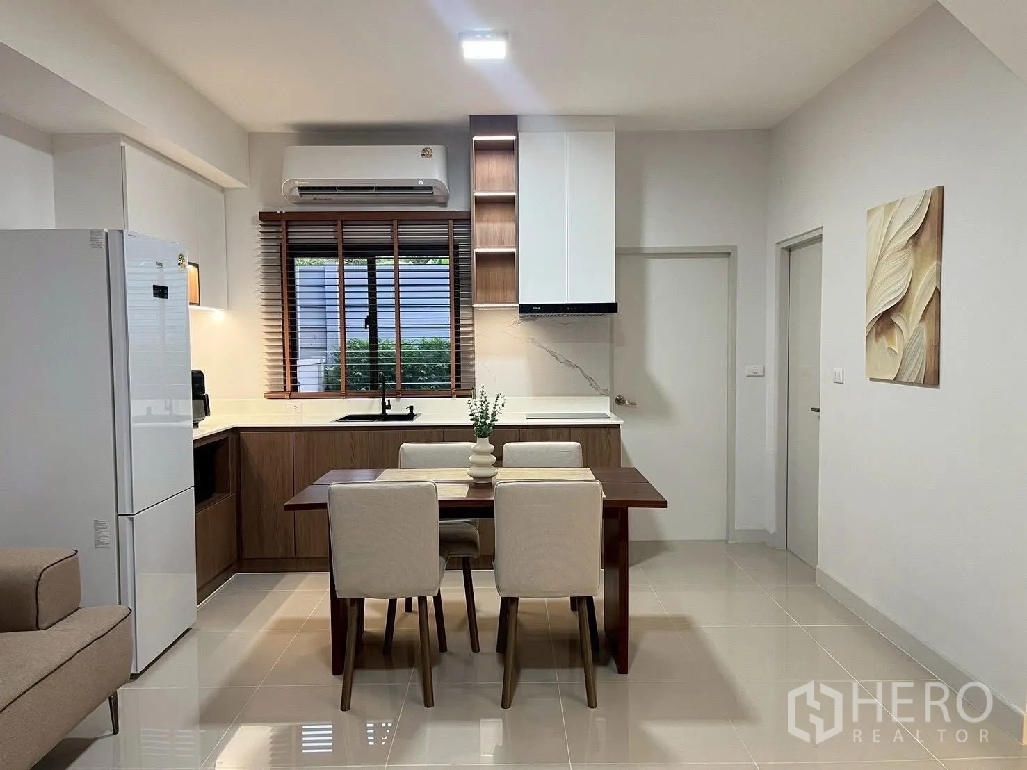 联排别墅 for rent in Bang Phli, Samut Prakan - 餐桌面向L形橱柜，设吊柜与抽油烟机。