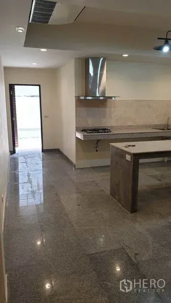 ทาวน์เฮาส์ ให้เช่าหรือขายในKhlong Toei, Bangkok - ครัวยุคใหม่มีไอส์แลนด์ เตาแก๊สและเครื่องดูดควัน เปิดออกสู่ลานหลังบ้าน