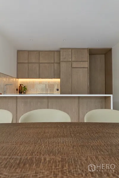 บ้าน ให้เช่าในWatthana, Bangkok - ครัวบิลท์อินไม้โทนอ่อน พร้อมไอส์แลนด์และไฟใต้ตู้