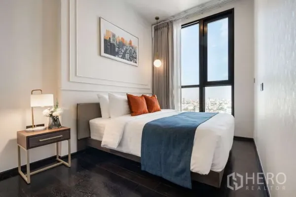 公寓 出租在Watthana, Bangkok - 温馨卧室，双人床、床头柜与落地窗城市景观