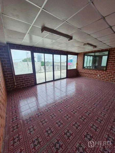 คลังสินค้า ให้เช่าในBang Yai, Nonthaburi - ห้องทำงานสว่าง กระเบื้องลายแพตเทิร์น ผนังลายอิฐ และประตูกระจกบานใหญ่