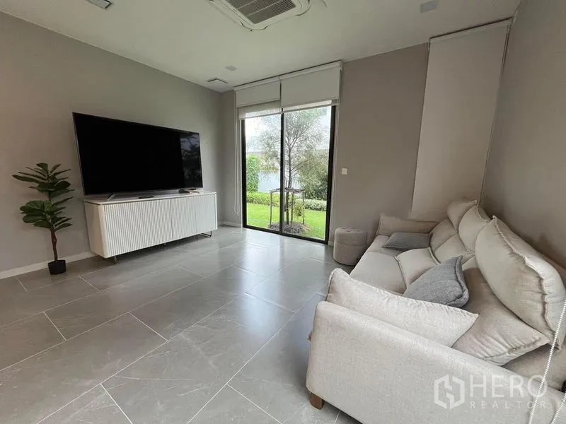 บ้าน ให้เช่าหรือขาย - ห้องน้ำแขกขนาดกะทัดรัด พร้อมอ่างล้างหน้าแบบเหลี่ยม โถสุขภัณฑ์ และกระจกโค้งมน