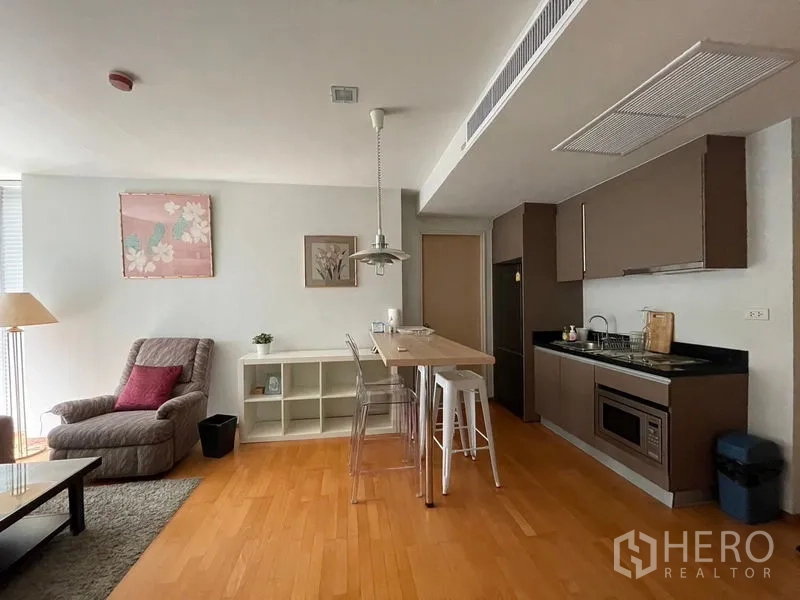 คอนโด ขายในKhlong Toei, Bangkok - ครัวขนาดกะทัดรัด ตู้บิลท์อิน พร้อมไอส์แลนด์บาร์ เชื่อมต่อพื้นที่นั่งเล่น