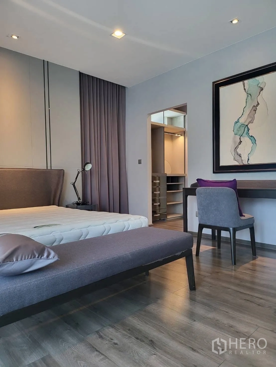 บ้านเดี่ยว for rent in Bang Phli, Samut Prakan - ห้องมาสเตอร์มุมมองไปยังวอล์กอินโคลเซ็ตและโต๊ะเขียนหนังสือ