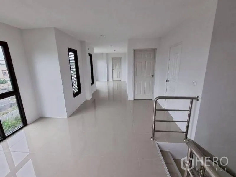 โกดัง for rent in Lam Luk Ka, Pathum Thani - โถงบันไดสว่างพร้อมหน้าต่าง ประตูภายใน และราวจับโลหะ