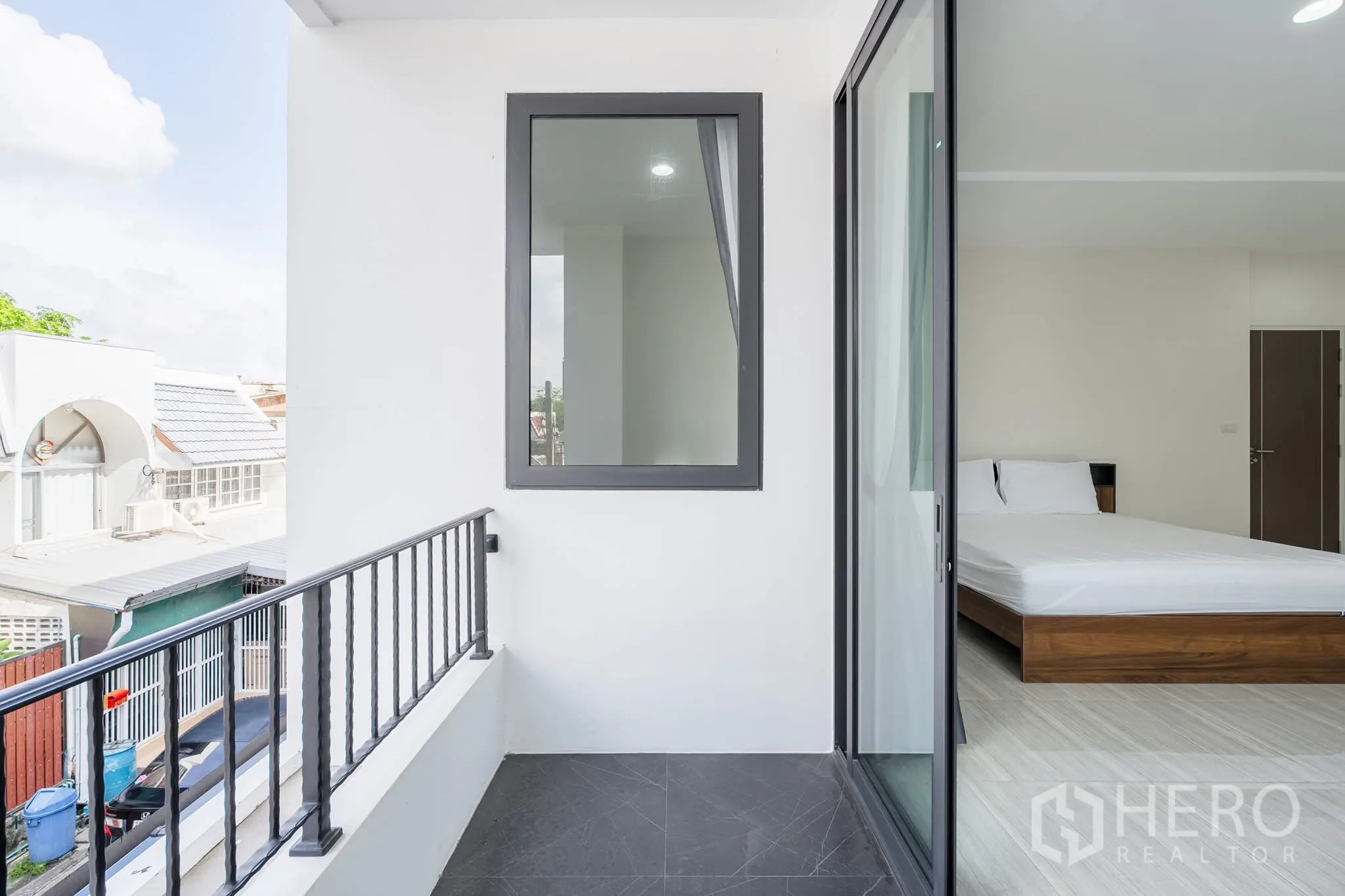 家庭办公室 for rent in Khlong Toei, Bangkok - 卧室外的半开放阳台，黑色栏杆设计。