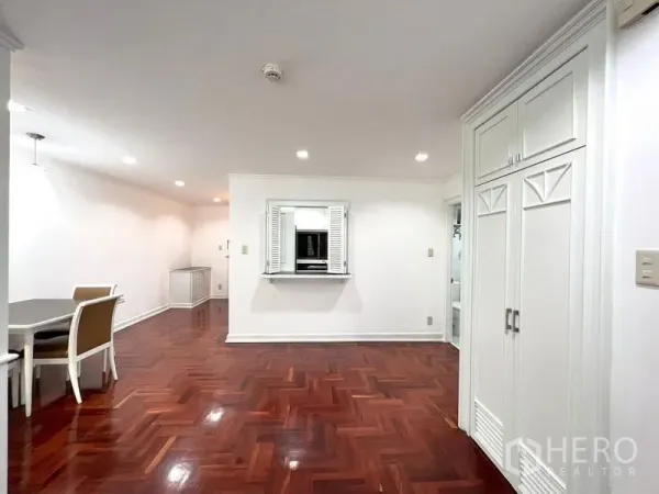 คอนโด ให้เช่าในWatthana, Bangkok - พื้นที่นั่งเล่น–ทานข้าวกว้าง ตู้เก็บของสีขาว และช่องเสิร์ฟเชื่อมครัว