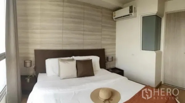 คอนโด ให้เช่าหรือขายในWatthana, Bangkok - ห้องนอนเงียบสงบ เตียงขนาดใหญ่ หัวเตียงบุผ้า เครื่องปรับอากาศ และหน้าต่างบานใหญ่