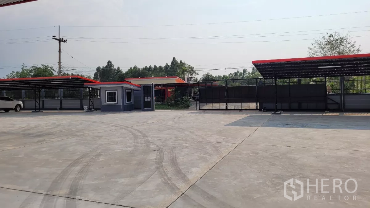 โรงงาน ให้เช่าหรือขายในPhanat Nikhom, Chon Buri - ลานคอนกรีตกว้าง มีที่จอดรถหลังคา ป้อมยาม และประตูเลื่อน