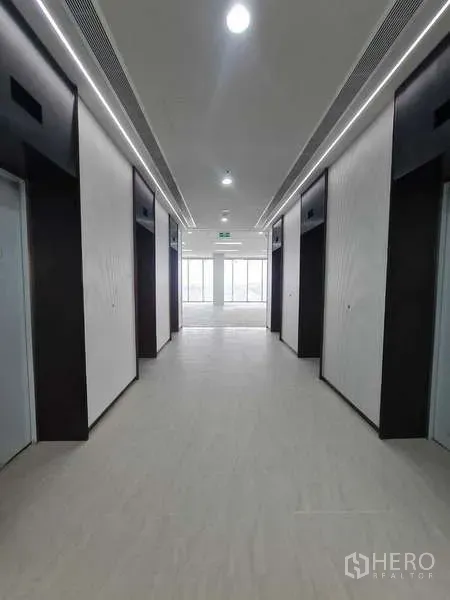 สำนักงาน ให้เช่าในChatuchak, Bangkok - โถงลิฟต์สมัยใหม่ มีลิฟต์หลายตัวและแสงสว่างทั่วถึง