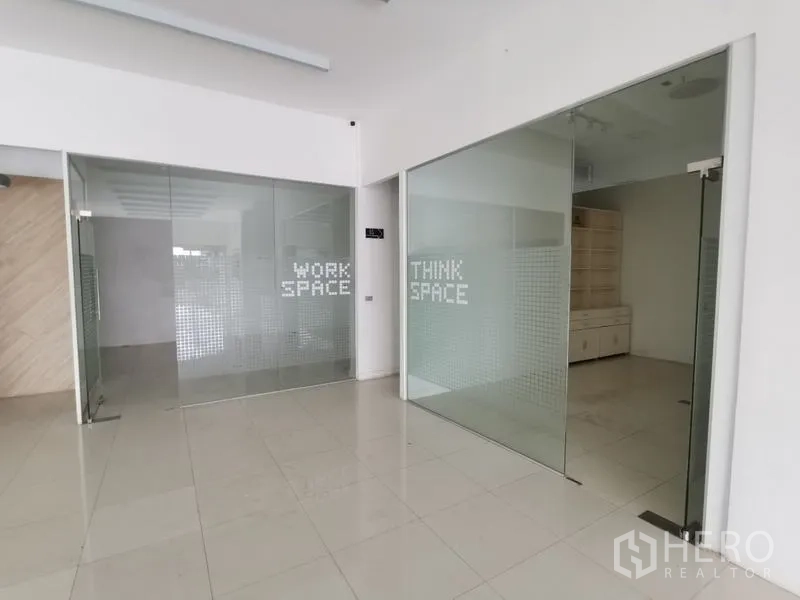 零售空间 出租在Bueng Kum, Bangkok - 玻璃隔断会议室，标注 WORK SPACE 与 THINK SPACE