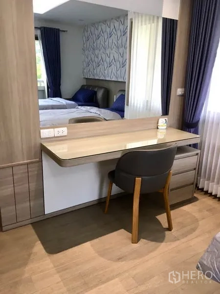 公寓 出租在Watthana, Bangkok - 内置梳妆台，带镜子、椅子与窗帘