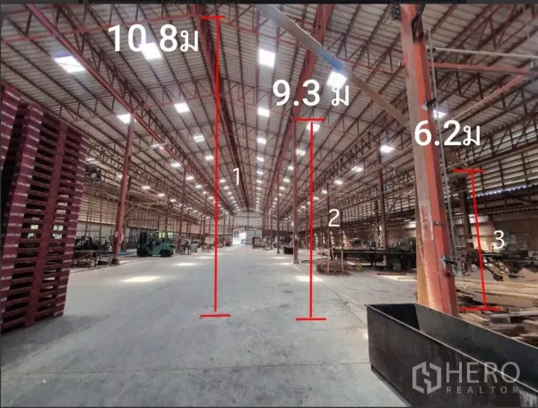 货栈 出租在Lam Luk Ka, Pathum Thani - 仓库内部钢结构空间，屋顶很高，带高度标注至约10.8米