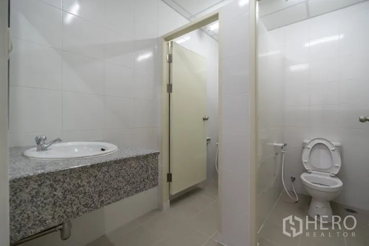 โรงงาน for rent in Khlong Luang, Pathum Thani - ห้องน้ำปูกระเบื้องสะอาด มีอ่างล้างหน้า โถสุขภัณฑ์ และห้องแยก