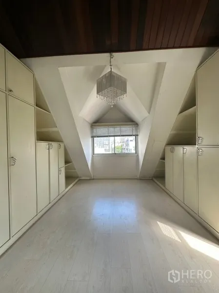 พื้นที่ขายปลีก ให้เช่าในWatthana, Bangkok - ห้องสไตล์ลอฟต์พร้อมตู้บิวท์อิน พื้นไม้โทนอ่อน และหน้าต่างดอร์มเมอร์