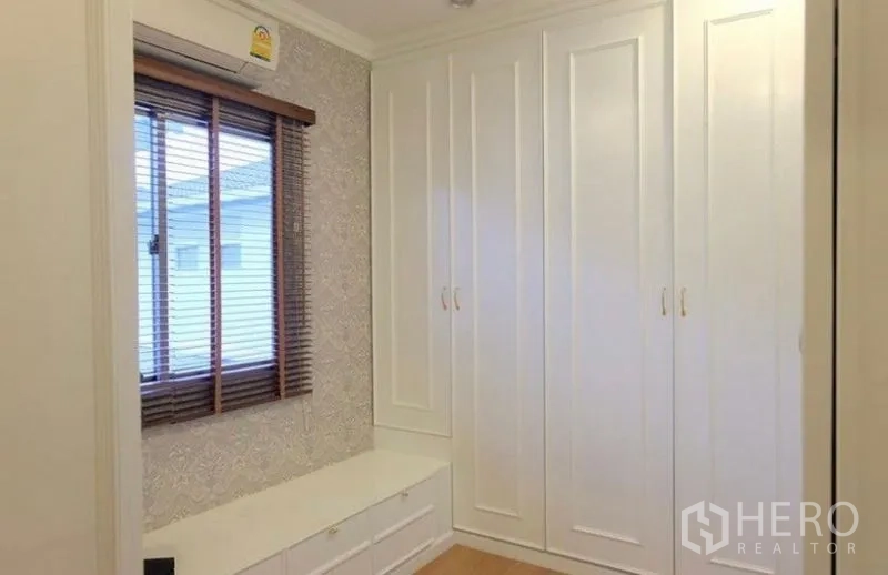 Detached House for rent in Suan Luang, Bangkok - Built-in white wardrobes with window bench, blinds, and air conditioning.