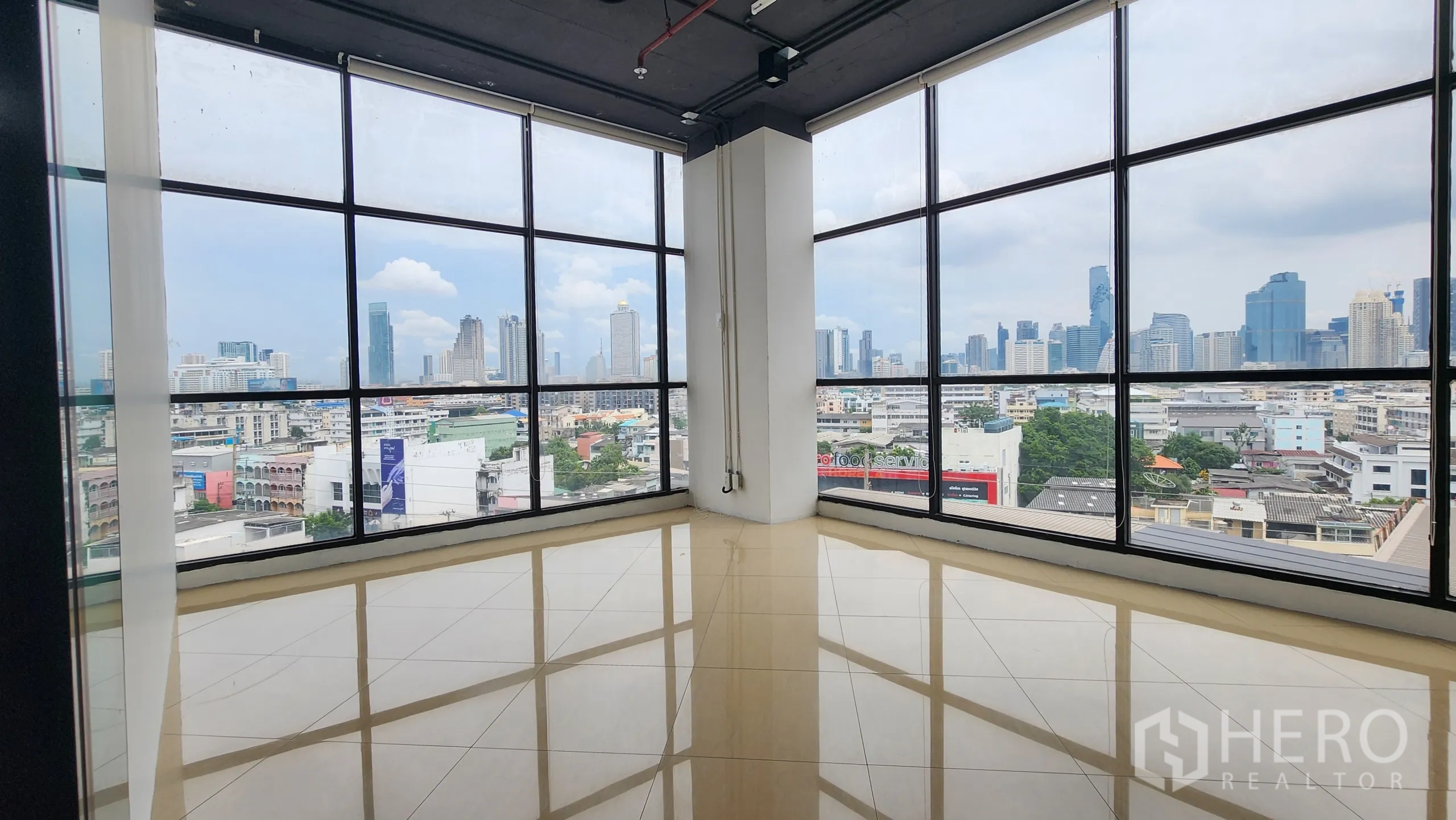 Office Space for rent in Yan Nawa, Bangkok - Corner office with wraparound windows offering skyline panorama.
