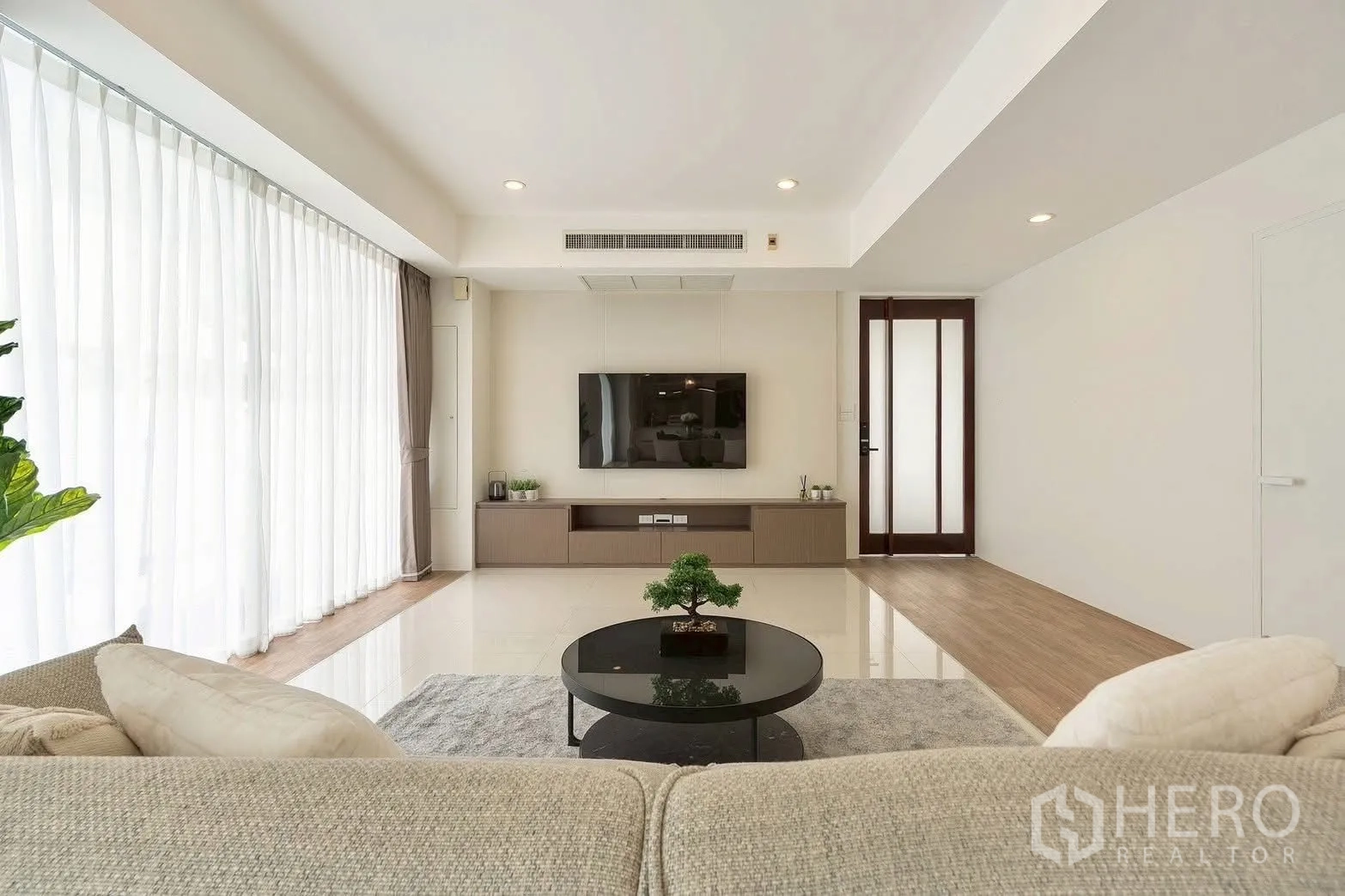 独栋房屋 for rent in Saphan Sung, Bangkok - 客厅设大尺寸电视墙与轻薄窗帘。