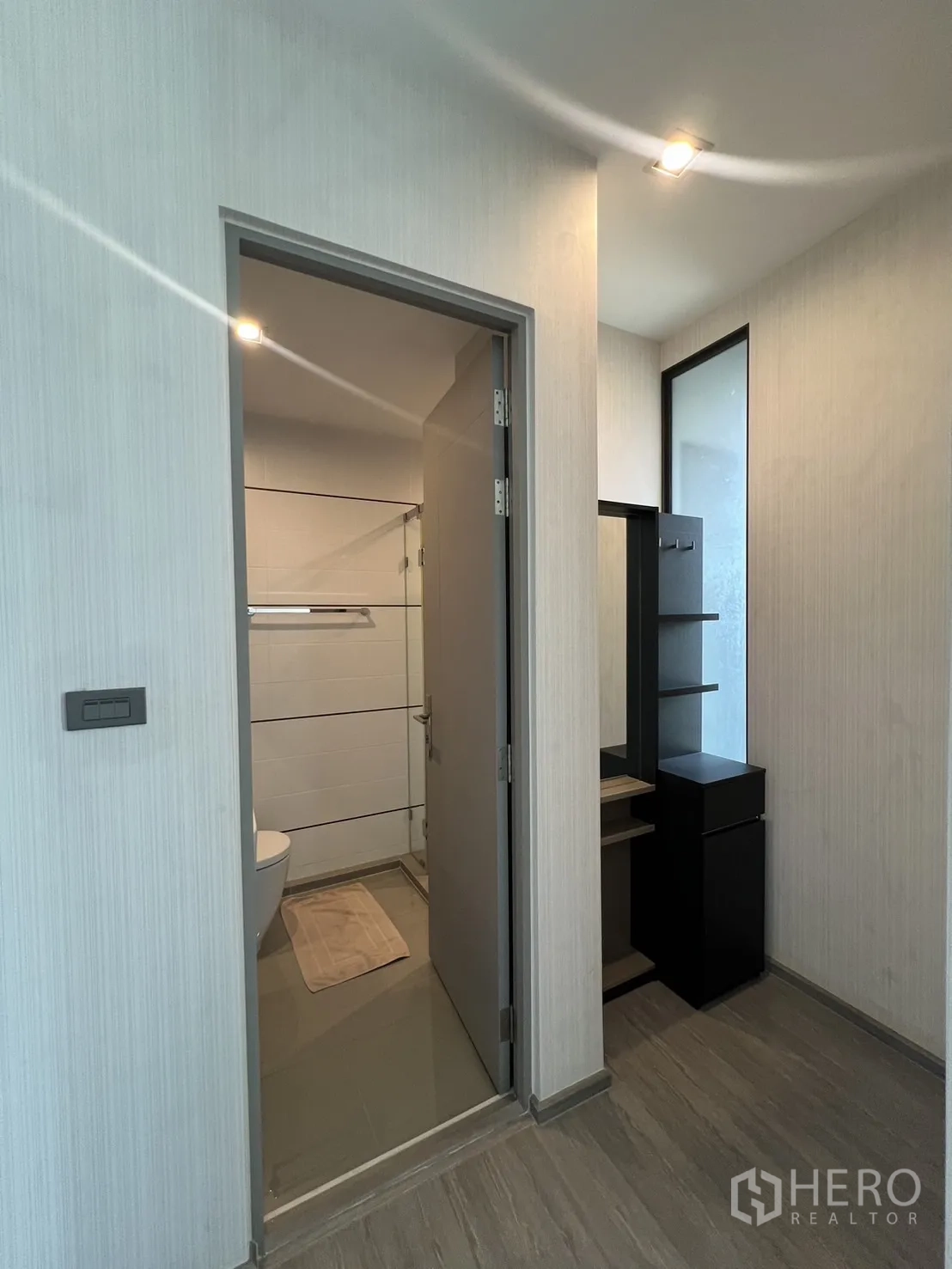 联排别墅 出租在Lat Phrao, Bangkok - 臥室入口通往套衛，旁有小型更衣區。