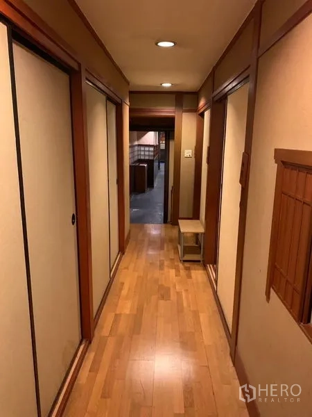 零售空间 出租在Bang Rak, Bangkok - 木地板走廊，嵌灯照明，通向主要用餐区。