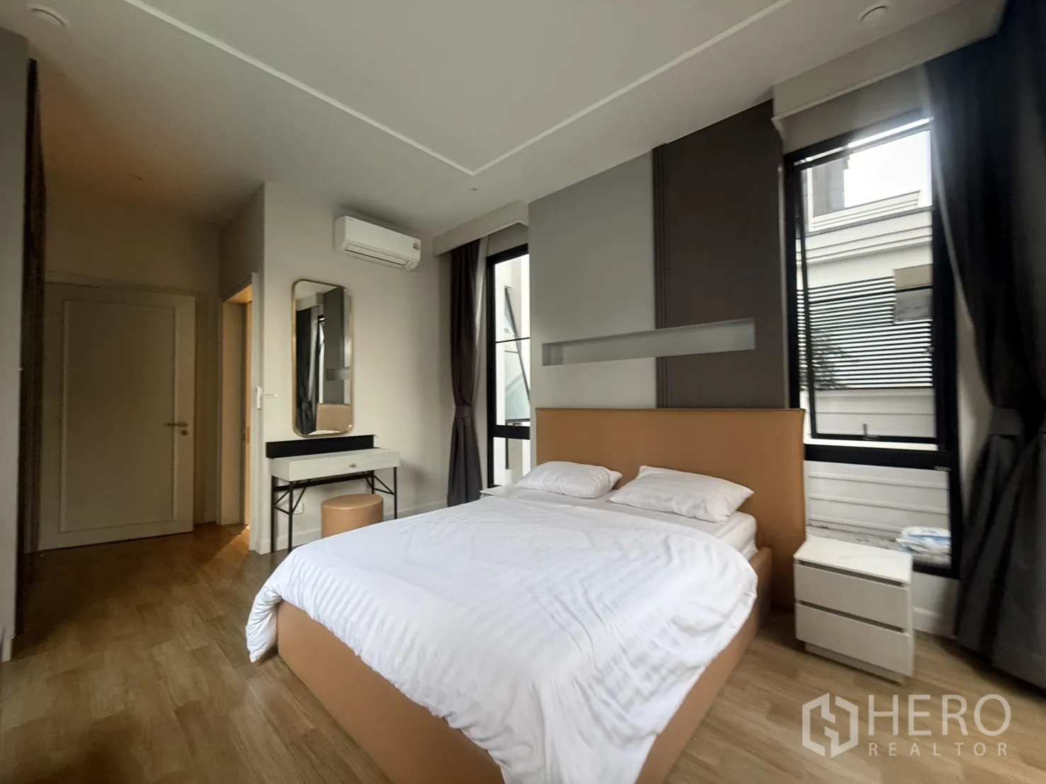 Detached House for rent in Saphan Sung, Bangkok - Another angle of the master bedroom showing poolside sliding doors.