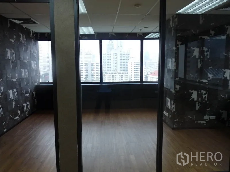 สำนักงาน ให้เช่าในWatthana, Bangkok - ห้องกระจกกั้นสองห้อง ผนังลายเท็กซ์เจอร์ และวิวสกายไลน์ด้านนอก