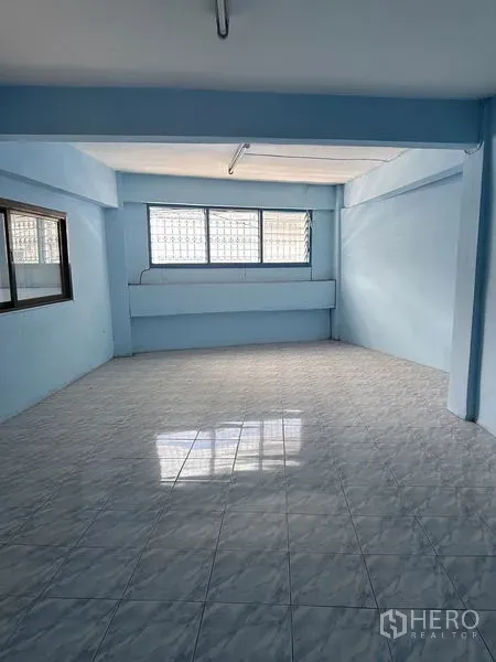 店屋 出租在Bang Na, Bangkok - 楼上房间采光好，设大窗与亮面地砖。