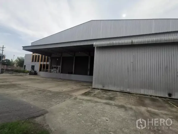 โรงงาน ให้เช่าในKhlong Toei, Bangkok - มุมมองด้านข้างโกดังผนังเมทัลชีท พร้อมกันสาดลึกและทางรถบรรทุก