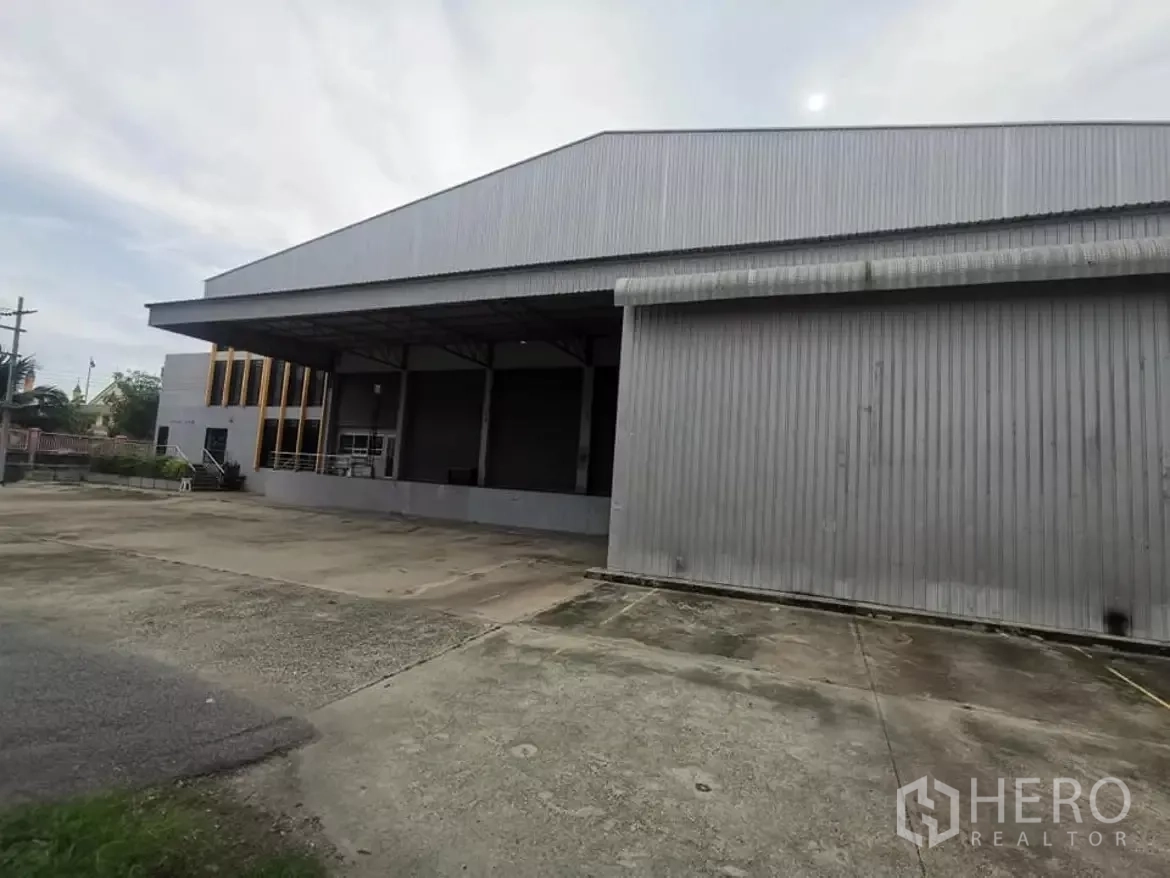 โรงงาน ให้เช่าในKhlong Toei, Bangkok - มุมมองด้านข้างโกดังผนังเมทัลชีท พร้อมกันสาดลึกและทางรถบรรทุก