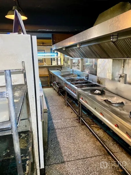 零售空间 出租在Ratchathewi, Bangkok - 一排不锈钢商用厨房设备，含排烟罩与灶台及备餐台
