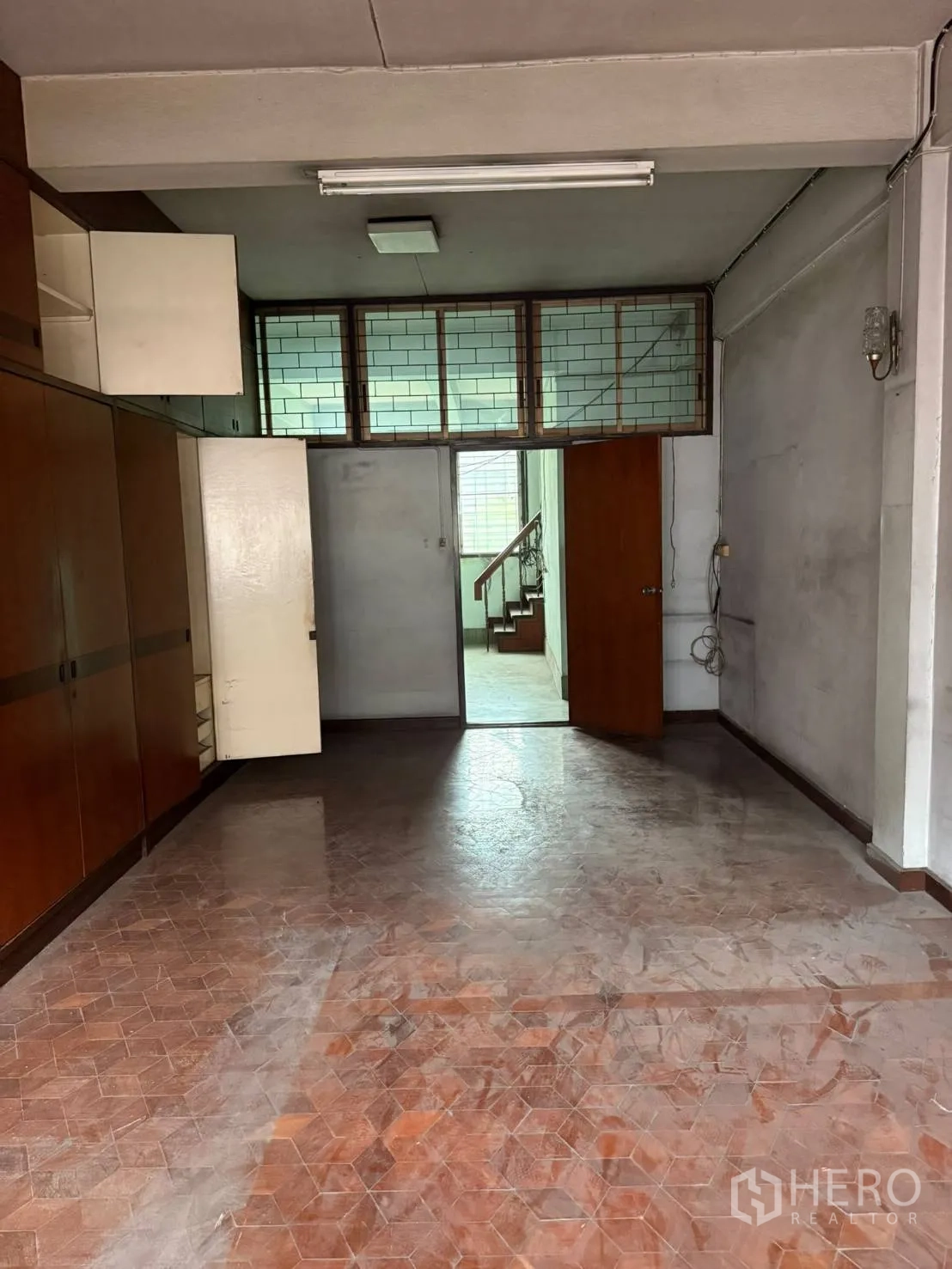 店屋 for rent in Khlong Toei, Bangkok - 带内置柜与搁架的房间，通往楼梯走廊的门口。
