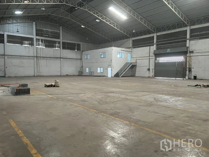 คลังสินค้า ให้เช่าในBang Sao Thong, Samut Prakan - ภายในโกดังกว้าง ประตูม้วนโหลดสินค้าและอาคารสำนักงาน