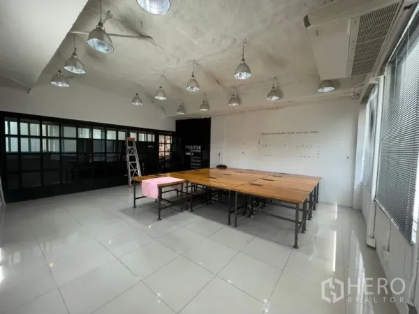 办公空间 出租在Khlong Toei, Bangkok - 宽敞瓷砖地面办公室，中央成组木桌，高挑天花配工业风吊灯。