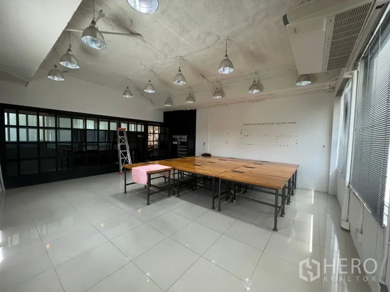 办公空间 出租在Khlong Toei, Bangkok - 宽敞瓷砖地面办公室，中央成组木桌，高挑天花配工业风吊灯。