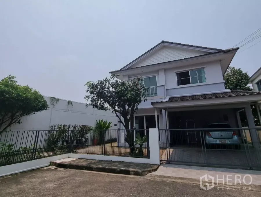 独立式住宅 出租在Khlong Toei, Bangkok - 两层独栋住宅，带前院大门、车棚与小花园，位于曼谷คลองเตย。