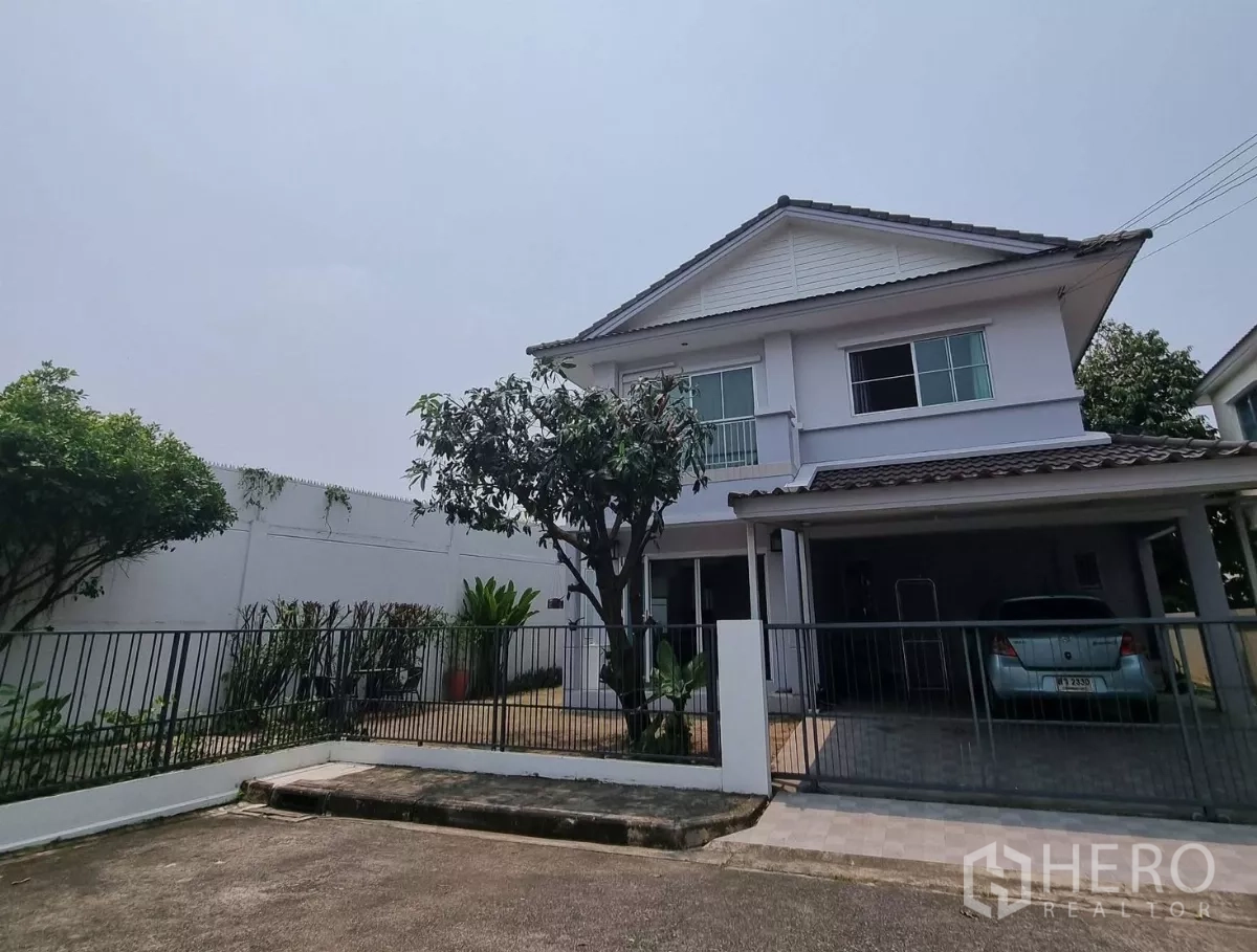 独立式住宅 出租在Khlong Toei, Bangkok - 两层独栋住宅，带前院大门、车棚与小花园，位于曼谷คลองเตย。