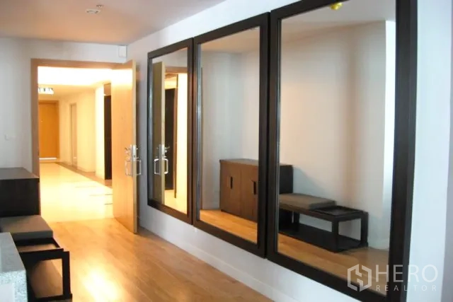 คอนโด ขายในKhlong Toei, Bangkok - โถงทางเข้า มีกระจกบานใหญ่หลายบาน พื้นไม้ และประตูคู่