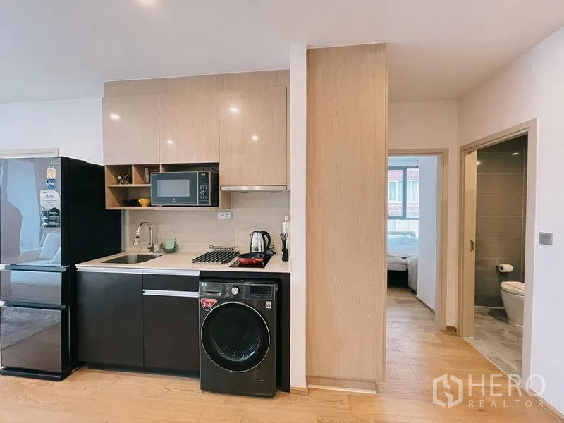 คอนโด ให้เช่าในRatchathewi, Bangkok - ครัวโมเดิร์นพร้อมไมโครเวฟ เตา เครื่องดูดควัน ตู้เย็น และเครื่องซักผ้าในห้อง