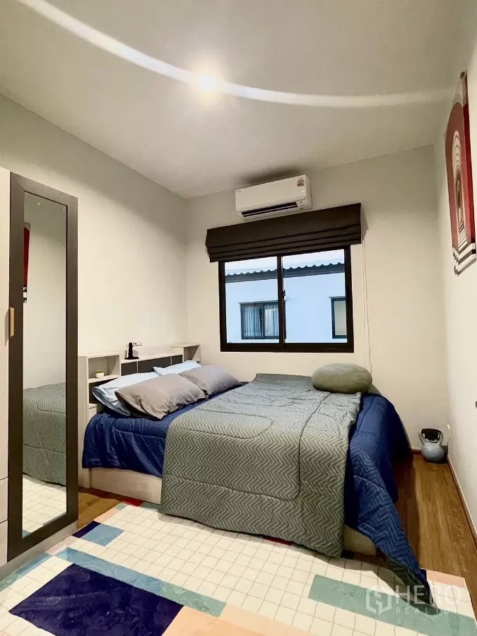 ทาวน์เฮาส์ ให้เช่าในSamut Prakan - ห้องนอนตกแต่งพร้อมเตียง ตู้เสื้อผ้า และหน้าต่างรับแสง