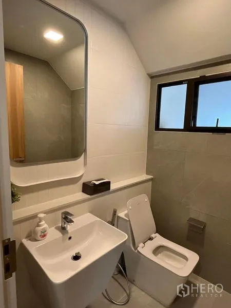 บ้าน ให้เช่าหรือขาย - มุมมองด้านหน้าบ้านร่วมสมัย พร้อมประตูรั้วและที่จอดรถในร่ม