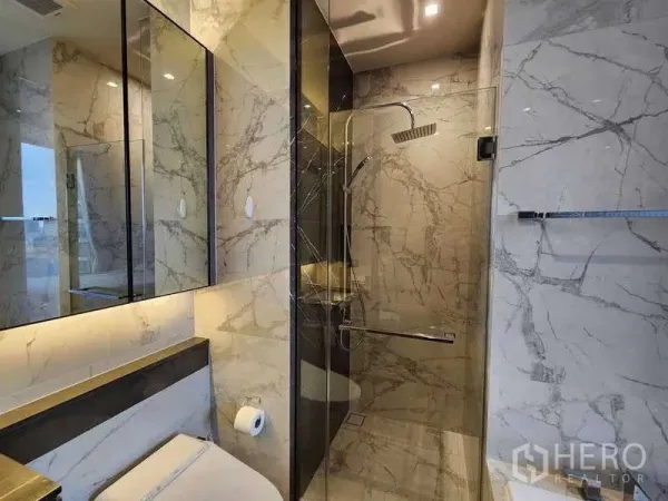 คอนโด ให้เช่าในWatthana, Bangkok - ห้องอาบน้ำกระจกพร้อมฝักบัวเรนชาวเวอร์ ในห้องน้ำลายหินอ่อนทันสมัย